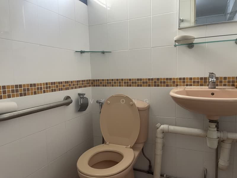 708 Clementi West Street 2, 708 Clementi West Street 2, 3 Bedrooms, 990 sqft, HDB Flat For Sale, by Ivy Ong, 500188143 - Bathroom - PropertyGuru.com.sg