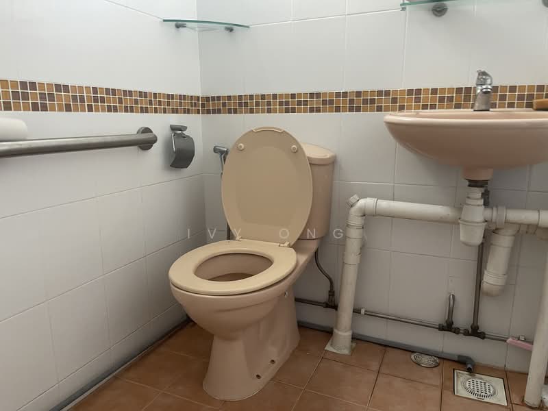 708 Clementi West Street 2, 708 Clementi West Street 2, 3 Bedrooms, 990 sqft, HDB Flat For Sale, by Ivy Ong, 500188143 - Master Bathroom - PropertyGuru.com.sg