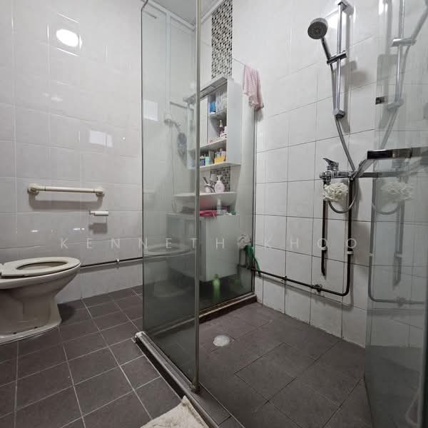201 Clementi Avenue 6, 201 Clementi Avenue 6, 3 Bedrooms, 1,615 sqft, HDB Flat For Sale, by Kenneth Khoo, 500188173 - Masterbedroom Bath - PropertyGuru.com.sg