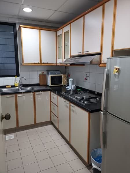 Central Green, 5 Jalan Membina, 2 Bedrooms, 775 sqft, Condominium For Rent, by DELIA, 500188199 - Kitchen - PropertyGuru.com.sg