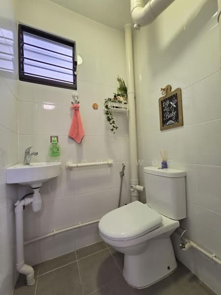 533 Bukit Batok Street 51, 533 Bukit Batok Street 51, 2 Bedrooms, 742 sqft, HDB Flat For Sale, by Jerome Woo, 500188322 - Bathroom - PropertyGuru.com.sg
