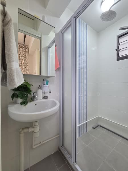 533 Bukit Batok Street 51, 533 Bukit Batok Street 51, 2 Bedrooms, 742 sqft, HDB Flat For Sale, by Jerome Woo, 500188322 - Bathroom - PropertyGuru.com.sg