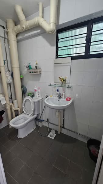 240 Yishun Ring Road, 240 Yishun Ring Road, Room Rental, 120 sqft, HDB Flat For Rent, by Lawrence Teo (赵世廷), 500188354 - Bathroom - PropertyGuru.com.sg