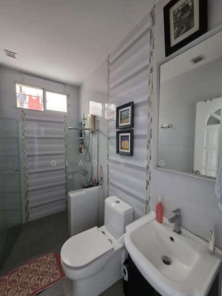999 Years 2 Storey Semi-D in Jalan Kayu, Quiet & Near LRT, , 5 Bedrooms, 2,400 sqft, Semi-Detached House For Sale, by Gladys Ng, 500188374 - Bathroom - PropertyGuru.com.sg