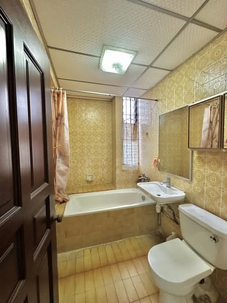 Faber Hills Estate, Faber Park, 6 Bedrooms, 2,300 sqft, Corner Terrace For Rent, by Jonathan Phay, 500188388 - Junior Master Bathroom - PropertyGuru.com.sg