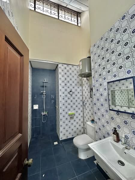Faber Hills Estate, Faber Park, 6 Bedrooms, 2,300 sqft, Corner Terrace For Rent, by Jonathan Phay, 500188388 - 2F Common Bathroom - PropertyGuru.com.sg