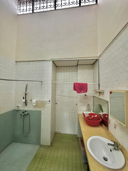Faber Hills Estate, Faber Park, 6 Bedrooms, 2,300 sqft, Corner Terrace For Rent, by Jonathan Phay, 500188388 - 2F Master Bathroom - PropertyGuru.com.sg