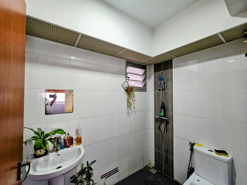672B Yishun Avenue 4, 672B Yishun Avenue 4, 3 Bedrooms, 1,001 sqft, HDB Flat For Sale, by Kamal ., 500188395 - Bathroom - PropertyGuru.com.sg