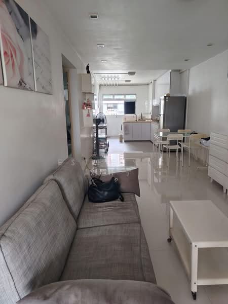 149 Woodlands Street 13, 149 Woodlands Street 13, 2 Bedrooms, 721 sqft, HDB Flat For Sale, by Estee Liu 刘轩宁, 500188436 - Living Room - PropertyGuru.com.sg