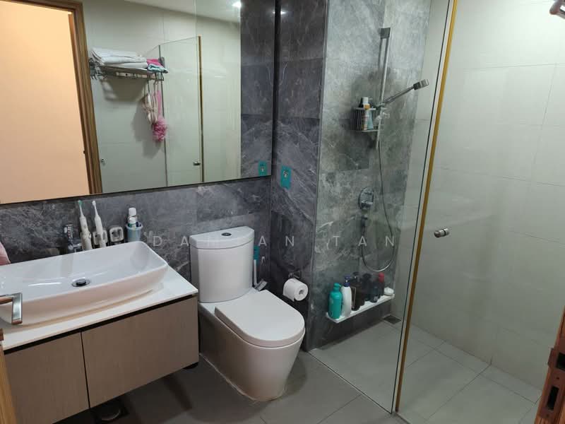 FLO Residence, Punggol Field Walk, 4 Bedrooms, 1,227 sqft, Condominium For Sale, by Damian Tan, 500188441 - Bathroom - PropertyGuru.com.sg