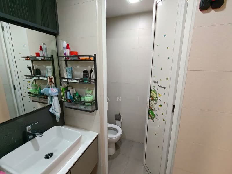 FLO Residence, Punggol Field Walk, 4 Bedrooms, 1,227 sqft, Condominium For Sale, by Damian Tan, 500188441 - Bathroom - PropertyGuru.com.sg