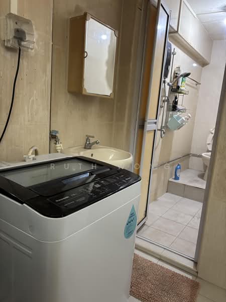 12 Taman Ho Swee, 12 Taman Ho Swee, 2 Bedrooms, 581 sqft, HDB Flat For Sale, by Ruth Wong, 500188465 - Bathroom - PropertyGuru.com.sg