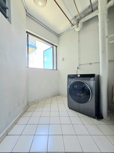 464 Choa Chu Kang Avenue 4, 464 Choa Chu Kang Avenue 4, 3 Bedrooms, 1,119 sqft, HDB Flat For Sale, by Taufik Batisah, 500188485 - Service yard - PropertyGuru.com.sg