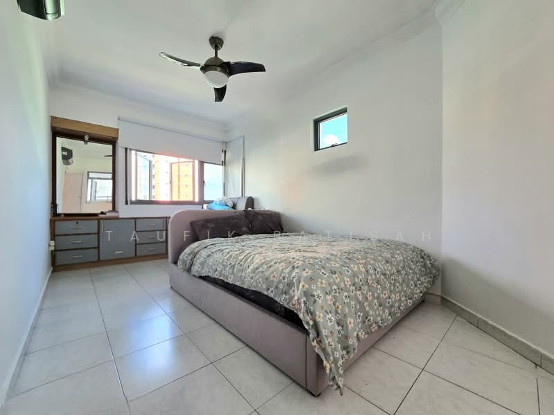 464 Choa Chu Kang Avenue 4, 464 Choa Chu Kang Avenue 4, 3 Bedrooms, 1,119 sqft, HDB Flat For Sale, by Taufik Batisah, 500188485 - Master Bedroom - PropertyGuru.com.sg