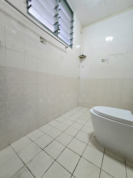 464 Choa Chu Kang Avenue 4, 464 Choa Chu Kang Avenue 4, 3 Bedrooms, 1,119 sqft, HDB Flat For Sale, by Taufik Batisah, 500188485 - Bathroom - PropertyGuru.com.sg