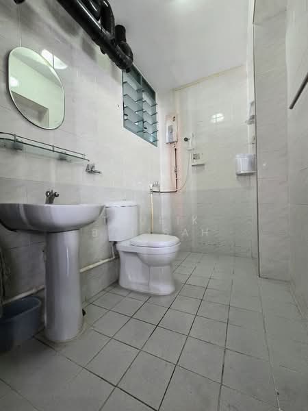 464 Choa Chu Kang Avenue 4, 464 Choa Chu Kang Avenue 4, 3 Bedrooms, 1,119 sqft, HDB Flat For Sale, by Taufik Batisah, 500188485 - Bathroom - PropertyGuru.com.sg