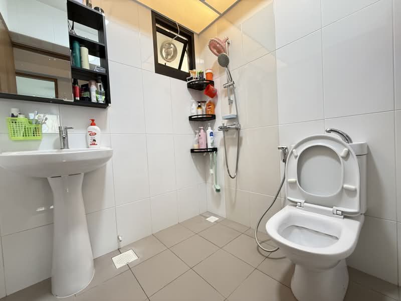 467B Bukit Batok West Avenue 9, 467B Bukit Batok West Avenue 9, 4 Bedrooms, 1,216 sqft, HDB Flat For Sale, by May Loh, 500188491 - Bathroom - PropertyGuru.com.sg
