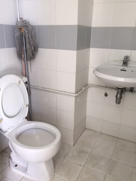 Astoria Park, 32 Lorong Mydin, 3 Bedrooms, 1,194 sqft, Condominium For Sale, by Gan KK, 500188532 - Bathroom - PropertyGuru.com.sg