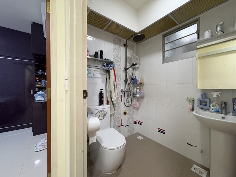 188A Fengshan GreenVille, 188A Bedok North Street 4, 2 Bedrooms, 732 sqft, HDB Flat For Sale, by Angela Kiew, 500188558 - Bathroom - PropertyGuru.com.sg