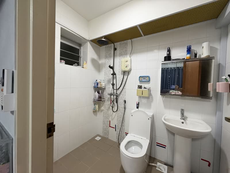 188A Fengshan GreenVille, 188A Bedok North Street 4, 2 Bedrooms, 732 sqft, HDB Flat For Sale, by Angela Kiew, 500188558 - Bathroom - PropertyGuru.com.sg