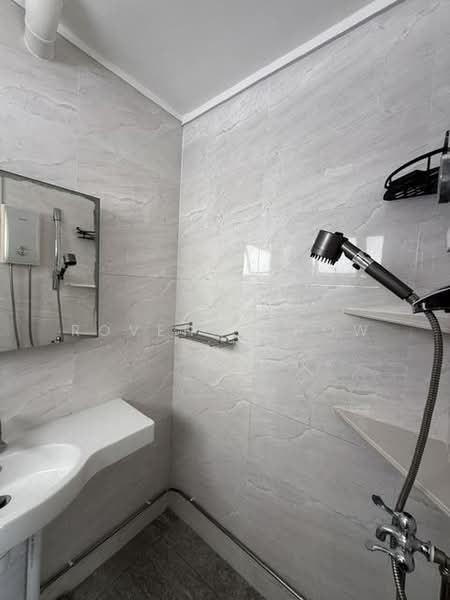 604 Clementi West Street 1, 604 Clementi West Street 1, Room Rental, 150 sqft, HDB Flat For Rent, by Rovena Chow, 500188580 - Bathroom - PropertyGuru.com.sg