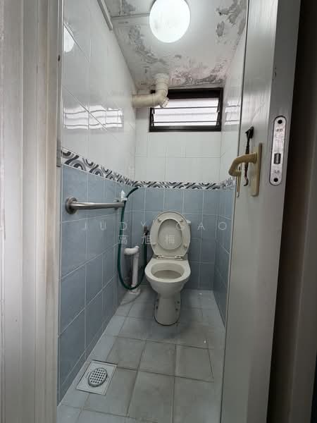 8 Bedok South Avenue 2, 8 Bedok South Avenue 2, 3 Bedrooms, 883 sqft, HDB Flat For Sale, by Judy Gao 高旭梅., 500188590 - Bathroom - PropertyGuru.com.sg