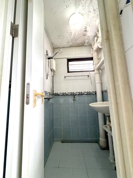 8 Bedok South Avenue 2, 8 Bedok South Avenue 2, 3 Bedrooms, 883 sqft, HDB Flat For Sale, by Judy Gao 高旭梅., 500188590 - Bathroom - PropertyGuru.com.sg