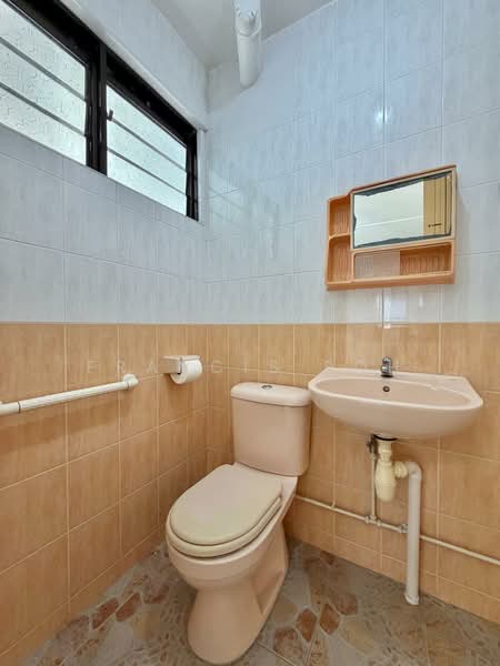 241 Serangoon Avenue 3, 241 Serangoon Avenue 3, 2 Bedrooms, 689 sqft, HDB Flat For Sale, by Francis Poh, 500188599 - Bathroom - PropertyGuru.com.sg