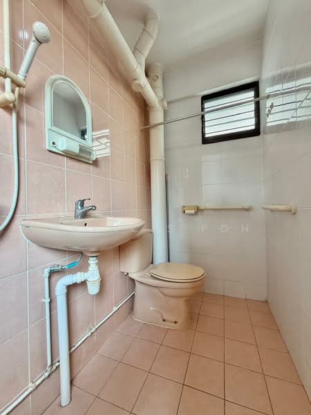 241 Serangoon Avenue 3, 241 Serangoon Avenue 3, 2 Bedrooms, 689 sqft, HDB Flat For Sale, by Francis Poh, 500188599 - Bathroom - PropertyGuru.com.sg