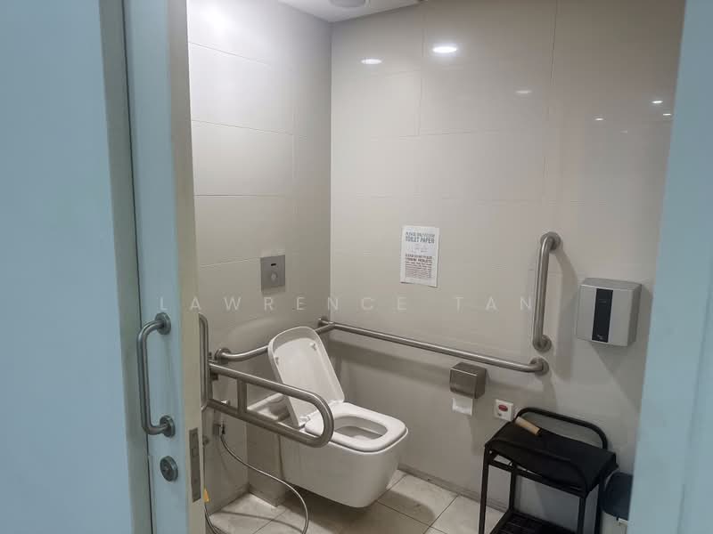 Robinson Square, 144 Robinson Road, 1,173 sqft, Office For Rent, by Lawrence Tan, 500188606 - Bathroom - CommercialGuru.com.sg