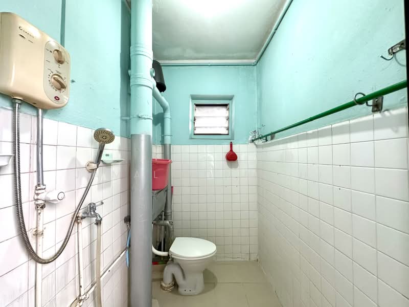 539 Bukit Batok Street 52, 539 Bukit Batok Street 52, 2 Bedrooms, 786 sqft, HDB Flat For Sale, by Jamal Ponnichi, 500188628 - Bathroom - PropertyGuru.com.sg