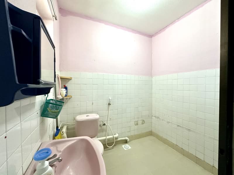 539 Bukit Batok Street 52, 539 Bukit Batok Street 52, 2 Bedrooms, 786 sqft, HDB Flat For Sale, by Jamal Ponnichi, 500188628 - Bathroom - PropertyGuru.com.sg