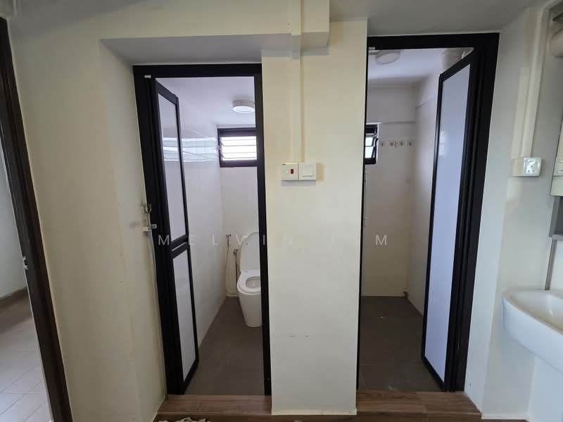 85A Lorong 4 Toa Payoh, 85A Lorong 4 Toa Payoh, 3 Bedrooms, 732 sqft, HDB Flat For Rent, by Melvin Lim, 500188629 - Bathroom - PropertyGuru.com.sg