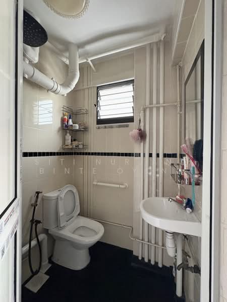 701 Hougang Avenue 2, 701 Hougang Avenue 2, 3 Bedrooms, 1,033 sqft, HDB Flat For Sale, by Siti Nurjana Binte Oyong, 500188634 - Bathroom - PropertyGuru.com.sg