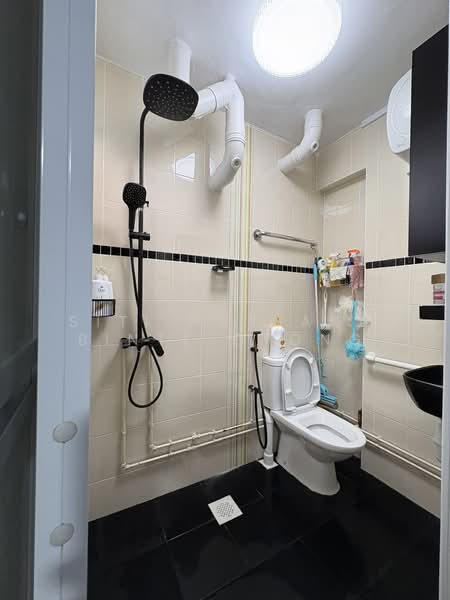 701 Hougang Avenue 2, 701 Hougang Avenue 2, 3 Bedrooms, 1,033 sqft, HDB Flat For Sale, by Siti Nurjana Binte Oyong, 500188634 - Bathroom - PropertyGuru.com.sg