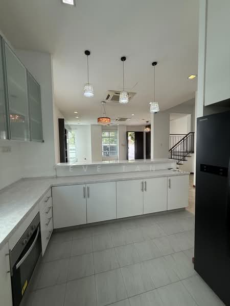 Serangoon Garden Estate, Bridport Avenue, 5 Bedrooms, 4,600 sqft, Semi-Detached House For Rent, by Eve Tan, 500188678 - Dry Kitchen with counter - PropertyGuru.com.sg