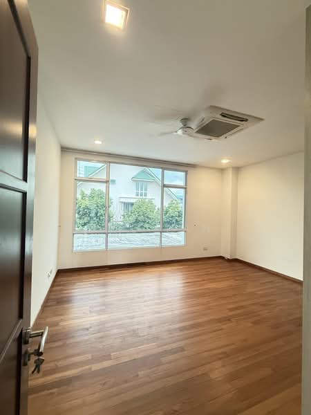 Serangoon Garden Estate, Bridport Avenue, 5 Bedrooms, 4,600 sqft, Semi-Detached House For Rent, by Eve Tan, 500188678 - Master-bedroom made for a King - PropertyGuru.com.sg