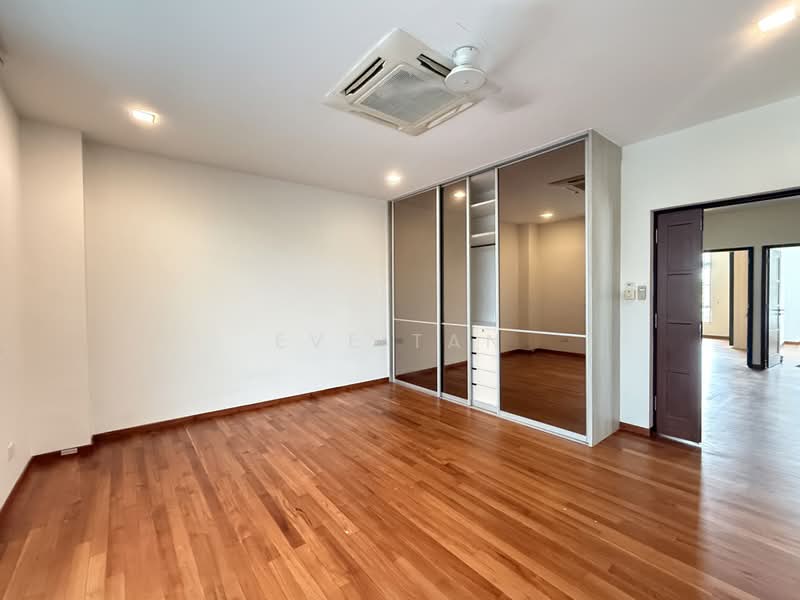 Serangoon Garden Estate, Bridport Avenue, 5 Bedrooms, 4,600 sqft, Semi-Detached House For Rent, by Eve Tan, 500188678 - Master bedroom with 2 sets of wardrobes - PropertyGuru.com.sg
