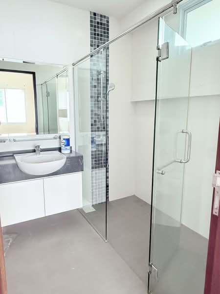 Serangoon Garden Estate, Bridport Avenue, 5 Bedrooms, 4,600 sqft, Semi-Detached House For Rent, by Eve Tan, 500188678 - Bathroom - PropertyGuru.com.sg