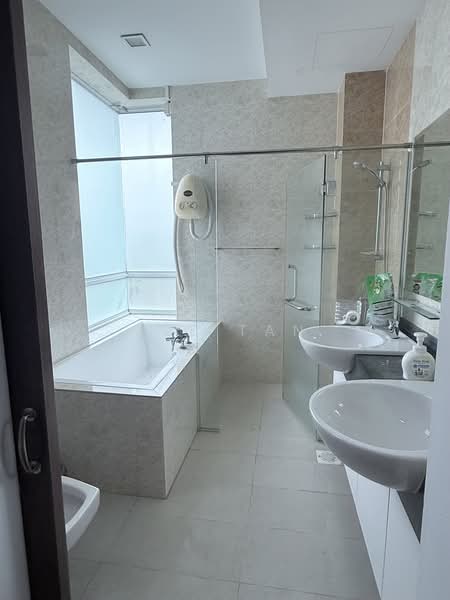 Serangoon Garden Estate, Bridport Avenue, 5 Bedrooms, 4,600 sqft, Semi-Detached House For Rent, by Eve Tan, 500188678 - Master-Bathroom - PropertyGuru.com.sg