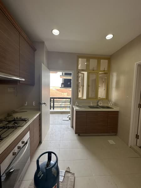 Orange Regency, 101 Fernhill Road, 3 Bedrooms, 2,422 sqft, Apartment For Rent, by Jessica Low, 500188683 - Kitchen - PropertyGuru.com.sg
