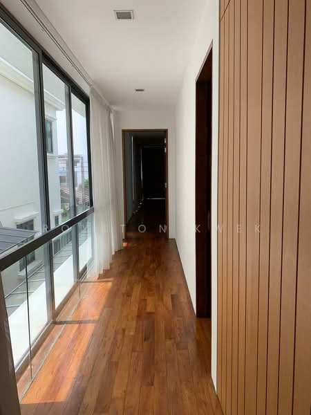 Serangoon Garden Estate, Farleigh Avenue, 6 Bedrooms, 6,000 sqft, Detached House For Rent, by Royston Kwek, 500188694 - Corridor - PropertyGuru.com.sg