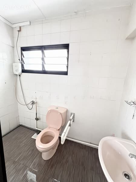 941 Hougang Street 92, 941 Hougang Street 92, 3 Bedrooms, 1,076 sqft, HDB Flat For Sale, by GANESHKUMAR K, 500188706 - Bathroom - PropertyGuru.com.sg