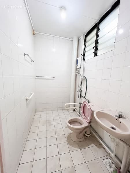 941 Hougang Street 92, 941 Hougang Street 92, 3 Bedrooms, 1,076 sqft, HDB Flat For Sale, by GANESHKUMAR K, 500188706 - Bathroom - PropertyGuru.com.sg