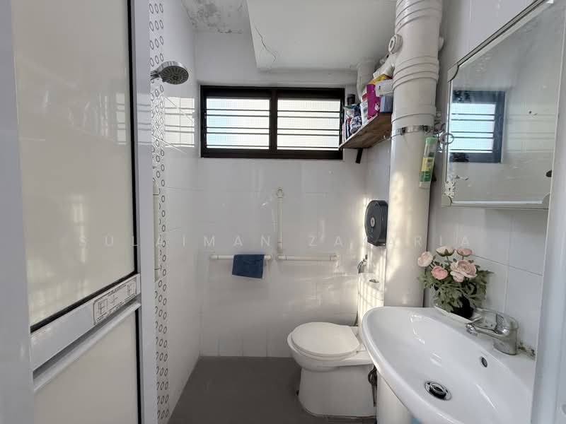 135 Bukit Batok West Avenue 6, 135 Bukit Batok West Avenue 6, 4 Bedrooms, 1,732 sqft, HDB Flat For Sale, by Sulaiman Zakaria, 500188745 - Bathroom - PropertyGuru.com.sg