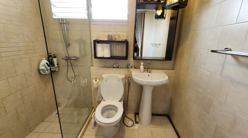 70A Telok Blangah Heights, 70A Telok Blangah Heights, 3 Bedrooms, 1,001 sqft, HDB Flat For Rent, by Philip Lim, 500188752 - Bathroom - PropertyGuru.com.sg