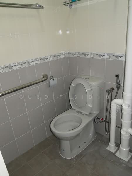 223 Ang Mo Kio Avenue 1, 223 Ang Mo Kio Avenue 1, 2 Bedrooms, 720 sqft, HDB Flat For Sale, by Gurdip Sidhu, 500188767 - Master Bathroom - PropertyGuru.com.sg