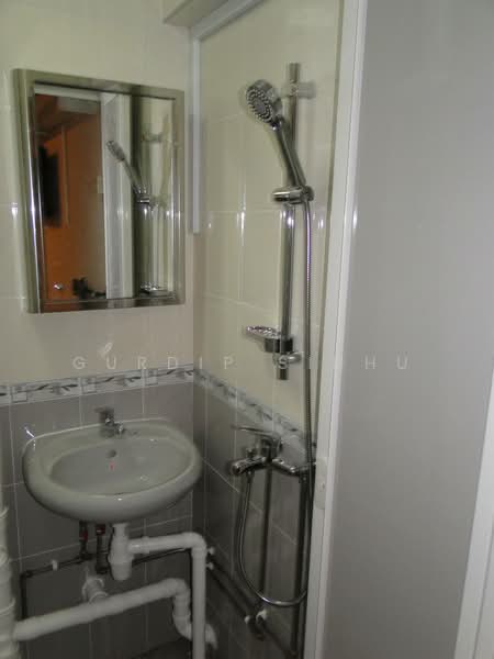223 Ang Mo Kio Avenue 1, 223 Ang Mo Kio Avenue 1, 2 Bedrooms, 720 sqft, HDB Flat For Sale, by Gurdip Sidhu, 500188767 - Master Bathroom - PropertyGuru.com.sg