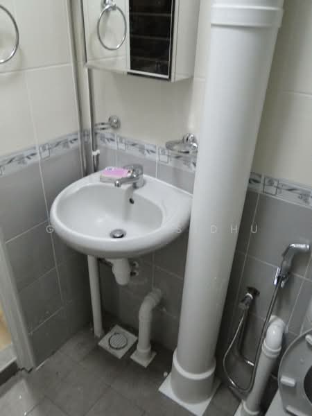 223 Ang Mo Kio Avenue 1, 223 Ang Mo Kio Avenue 1, 2 Bedrooms, 720 sqft, HDB Flat For Sale, by Gurdip Sidhu, 500188767 - Common Bathroom - PropertyGuru.com.sg