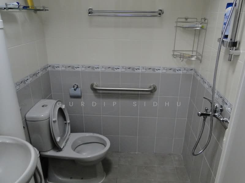 223 Ang Mo Kio Avenue 1, 223 Ang Mo Kio Avenue 1, 2 Bedrooms, 720 sqft, HDB Flat For Sale, by Gurdip Sidhu, 500188767 - Common Bathroom - PropertyGuru.com.sg
